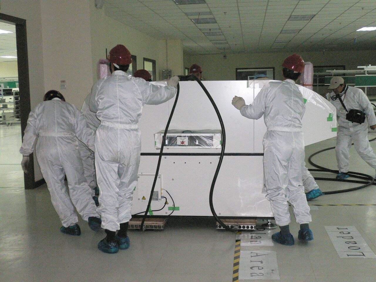 精密設備進行氣墊搬運作業 精密設備進行氣墊搬運作業